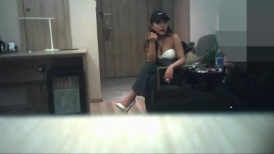 打赏很多礼物终于把女神网红主播约到酒店,在客厅口爆和床上干.